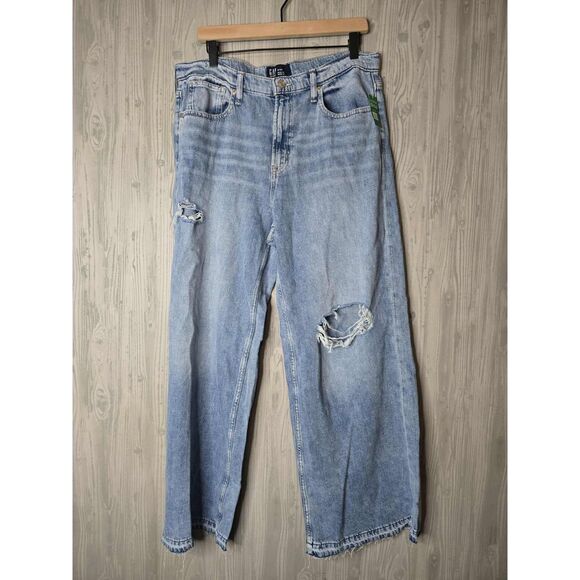 GAP Women’s Wide Leg Distressed Jeans NWT Size 14 Baggy Light Wash Raw Hem - Picture 1 of 8